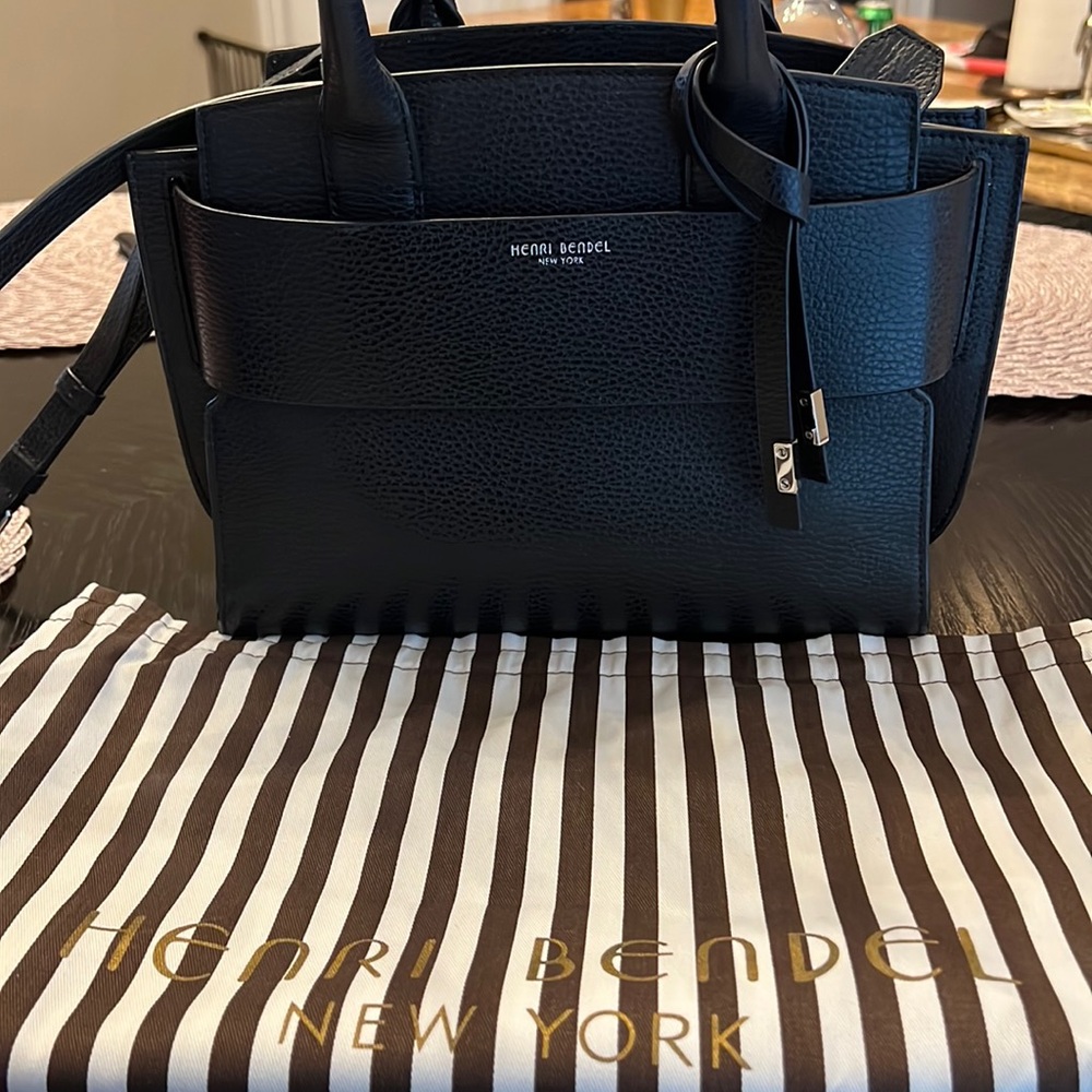 Like new henri bendel bag with cross body strap